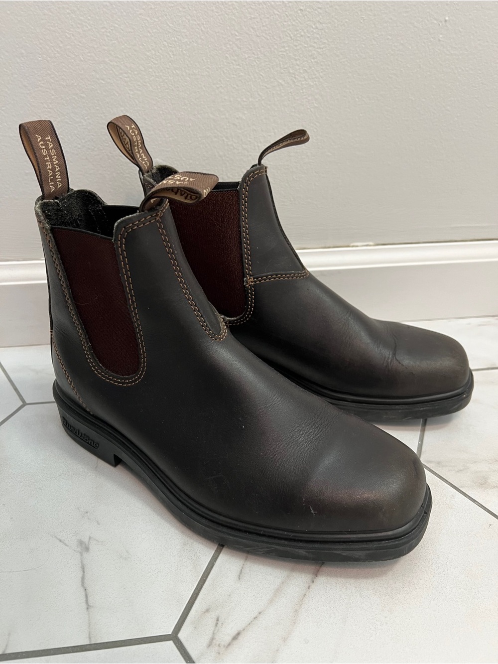 Blundstone 062 Stout Brown
Chelsea Dress Boot Size 9.5 Women's